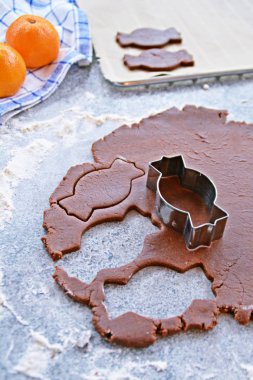 Ev yapımı hamur dışarı çeşitli şekillerde Noel için Gingerbread fırında 