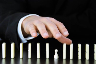 Domino bir başka mükemmel işleyen zincir reaksiyonu bir rahatsızlık faktörü inceleyerek genç bir işadamı bir elin yakın çekim-liderlik kararlarının karmaşıklığı sembolik 