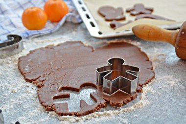 Ev yapımı hamur dışarı çeşitli şekillerde Noel için Gingerbread fırında 