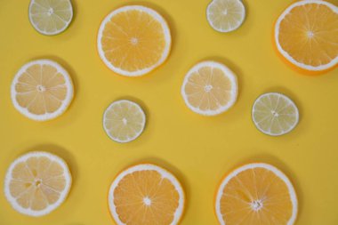turuncu, limon ve limon gibi narenciye, tek renkli arka planda dilimlenmiş limon, Limes ve portakal renkli bir arka plan