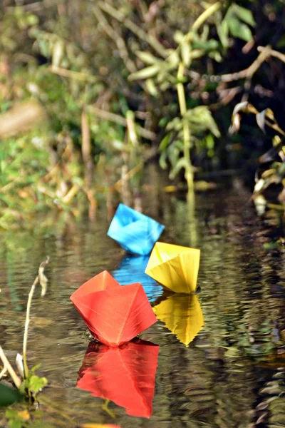 Verschillende Gekleurd Papier Schepen Zwemmen Een Klein Beekje Het Oppervlak — Stockfoto