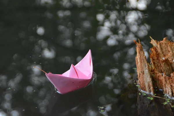 Een Zelfgevouwen Papier Boot Zweeft Grond Herfst Een Plas Geaccumuleerd — Stockfoto