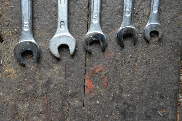 Varios Tamaños Llaves Encuentran Banco Trabajo Madera Con Exposición Por — Foto de Stock