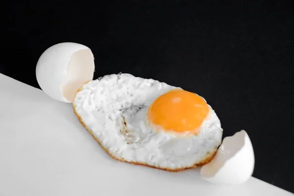 Открытое Яйцо Нетронутым Желтком Окружении Яичных Белков Лежит Полу Черном — стоковое фото
