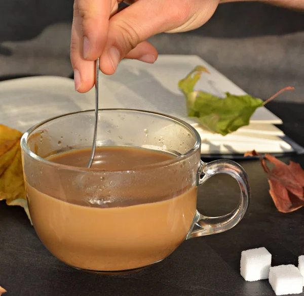 Vierta Café Entorno Otoño Una Taza Vidrio Una Taza Vidrio — Foto de Stock