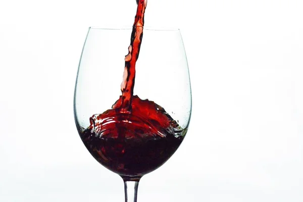 Rotwein Wird Ins Glas Gegossen — Stockfoto
