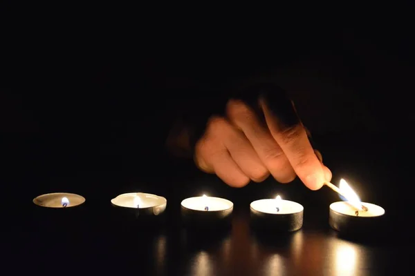 Acender Uma Linha Velas Escuro Com Fósforo Acender Vela Uma — Fotografia de Stock