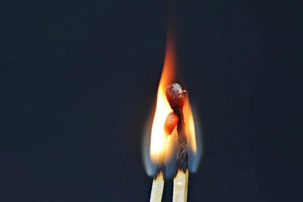 배경에 불타는 경기는 포옹과 친밀한 것처럼 보인다 불같은 사랑을 상징하는 — 스톡 사진