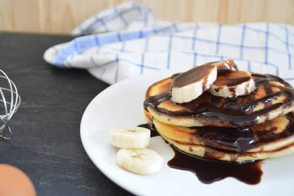 Pfannkuchen Mit Bananen Und Schokoladensauce Auf Einem Schwarzen Tisch Mit — Stockfoto