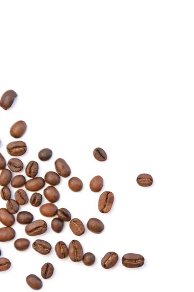 Kávová Zrna Leží Bílém Povrchu Vyčnívají Bílého Pozadí Kávovými Fazolemi — Stock fotografie