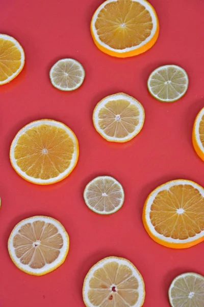 Citrusfélék Mint Narancs Mész Citrom Monokróm Háttérrel Szeletelt Citromok Lime — Stock Fotó