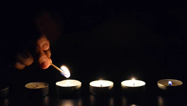 Light Row Candles Dark Match Light Candle Cold Evening Focus — Stock Photo, Image