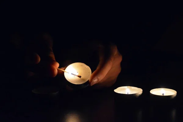 Zünden Sie Eine Reihe Von Kerzen Dunkeln Mit Einem Streichholz — Stockfoto