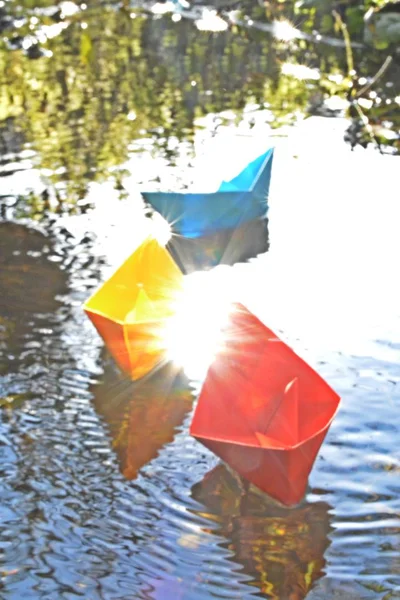 Verschillende Gekleurd Papier Schepen Zwemmen Een Klein Beekje Het Oppervlak — Stockfoto