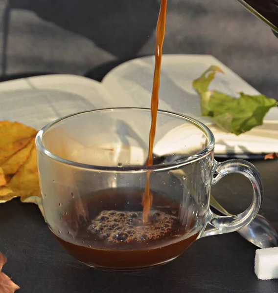 Bir Cam Fincan Içine Bir Sonbahar Ayarı Kahve Dökün Bir — Stok fotoğraf