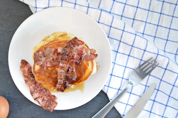 Pfannkuchen Mit Bananen Und Schokoladensauce Auf Einem Schwarzen Tisch Mit — Stockfoto