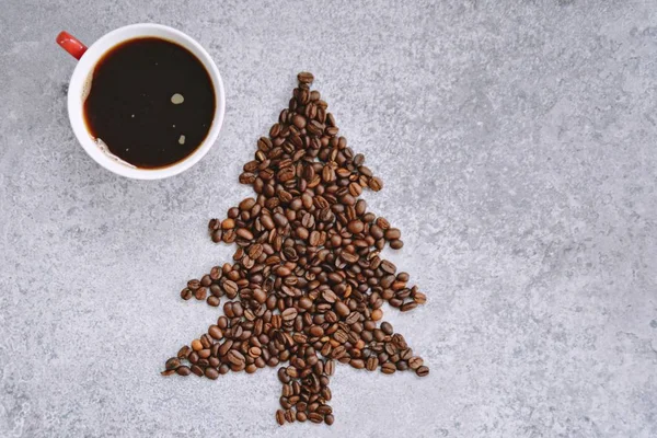 Kaffebönor Form Julgran Ligger Marmor Yta Med Fräsch Kopp Kaffe — Stockfoto