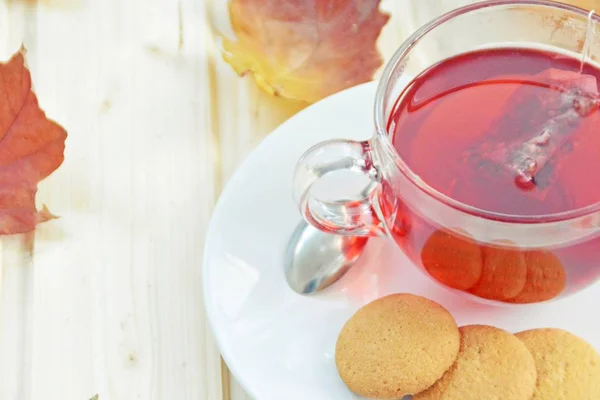 Ustawienie Autumnal Herbatą Ciemnym Tle Teabag Herbaty Owocowe Pływające Szklance — Zdjęcie stockowe