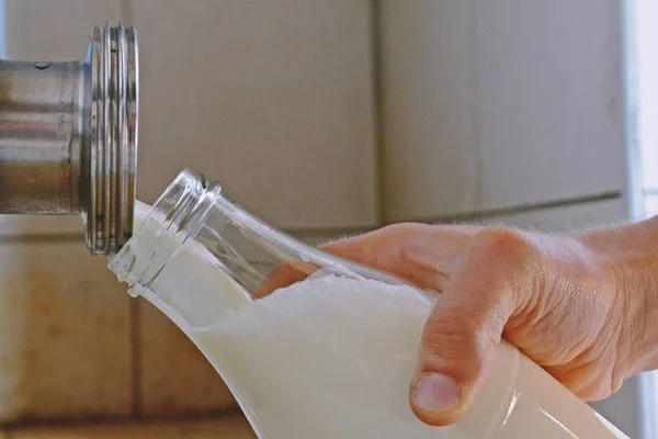 ガラスにミルクを注ぐ男のトリミングされたイメージ — ストック写真