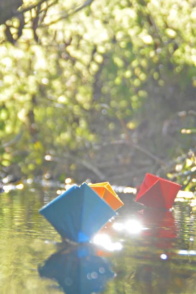 Verschillende Gekleurd Papier Schepen Zwemmen Een Klein Beekje Het Oppervlak — Stockfoto