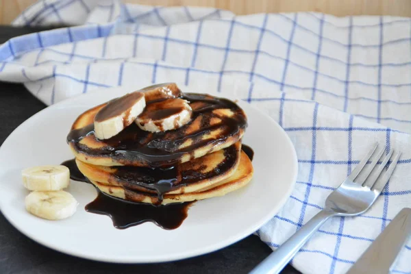 Pfannkuchen Mit Bananen Und Schokoladensauce Auf Einem Schwarzen Tisch Mit — Stockfoto