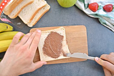 Üzerinde Marshmallow ve çilek ile biraz tost yiyin