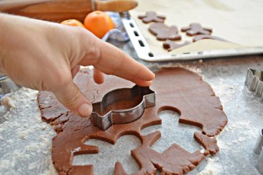 Ev yapımı hamur dışarı çeşitli şekillerde Noel için Gingerbread fırında 