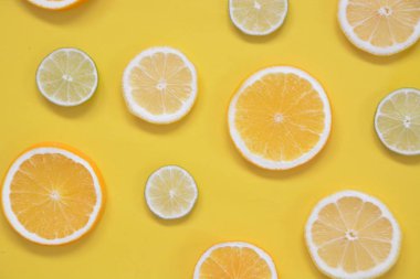 turuncu, limon ve limon gibi narenciye, tek renkli arka planda dilimlenmiş limon, Limes ve portakal renkli bir arka plan