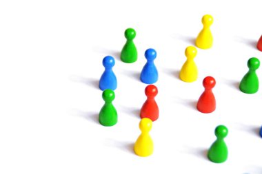 Farklı renklerdeki farklı karakterler, beyaz arka plan daki bir grupta bir arada durur. 