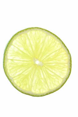 Beyaz bir arka plana karşı dilimlenmiş narenciye. Metin veya öğeler için boşluk ile yalıtılmış