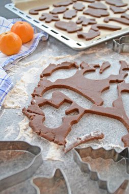 Ev yapımı hamur dışarı çeşitli şekillerde Noel için Gingerbread fırında 