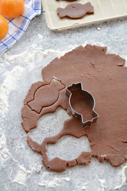 Ev yapımı hamur dışarı çeşitli şekillerde Noel için Gingerbread fırında 