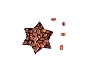 Metin veya diğer unsurlar için yer ile beyaz bir arka plan önünde kahve çekirdekleri ile dolu çerezleri için bir çerez kesici - noel şekli ve kahve çekirdekleri ile kavram 