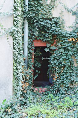 kapalı eski terk edilmiş bina 