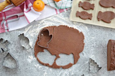 Ev yapımı hamur dışarı çeşitli şekillerde Noel için Gingerbread fırında 