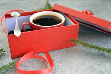 Bir fincan kahve dolu içinde kahve çekirdekleri ile bir Noel hediye kutusunda - kahve noel için bir tedavi ve hediye olarak güzel paketlenmiş 