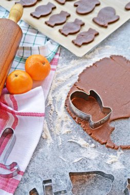 Ev yapımı hamur dışarı çeşitli şekillerde Noel için Gingerbread fırında 