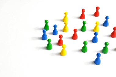 Farklı renklerdeki farklı karakterler, beyaz arka plan daki bir grupta bir arada durur. 