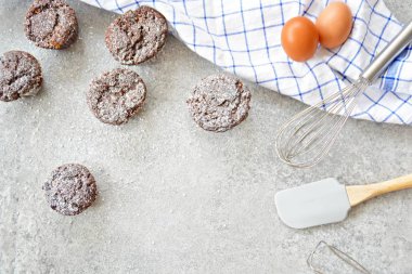 bir mermer arka plan üzerinde ev yapımı çikolata kekler-çikolata kekler ile kavramı, pişirme eşyaları ve mavi bulaşık bezi