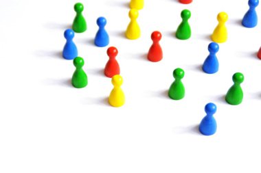 Farklı renklerdeki farklı karakterler, beyaz arka plan daki bir grupta bir arada durur. 