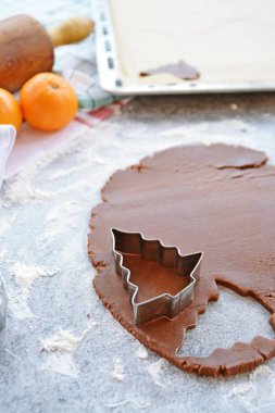 Ev yapımı hamur dışarı çeşitli şekillerde Noel için Gingerbread fırında 