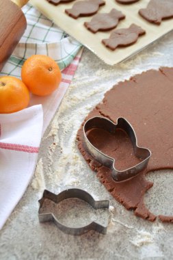 Ev yapımı hamur dışarı çeşitli şekillerde Noel için Gingerbread fırında 