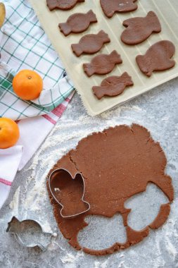 Ev yapımı hamur dışarı çeşitli şekillerde Noel için Gingerbread fırında 