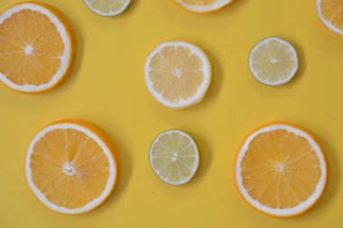 turuncu, limon ve limon gibi narenciye, tek renkli arka planda dilimlenmiş limon, Limes ve portakal renkli bir arka plan