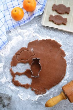 Ev yapımı hamur dışarı çeşitli şekillerde Noel için Gingerbread fırında 