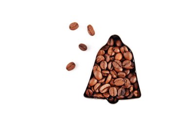 Metin veya diğer unsurlar için yer ile beyaz bir arka plan önünde kahve çekirdekleri ile dolu çerezleri için bir çerez kesici - noel şekli ve kahve çekirdekleri ile kavram 