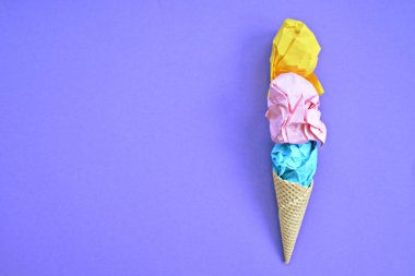 Buz kağıdı-düz bir arka plana karşı bir dondurma koni dondurma topları şeklinde crumpled kağıt 