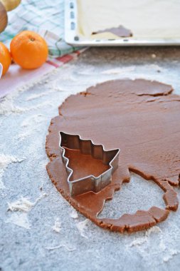 Ev yapımı hamur dışarı çeşitli şekillerde Noel için Gingerbread fırında 