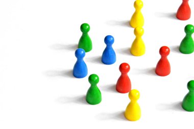 Farklı renklerdeki farklı karakterler, beyaz arka plan daki bir grupta bir arada durur. 