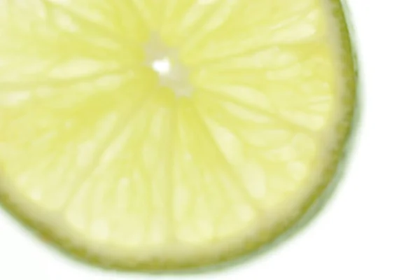 白い背景に対してスライスされた柑橘系の果物 テキストまたは要素用のスペースで分離 — ストック写真